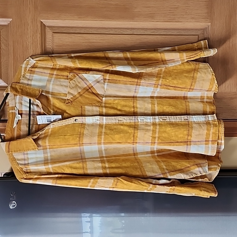 XL Vanilla Star womens shirt.